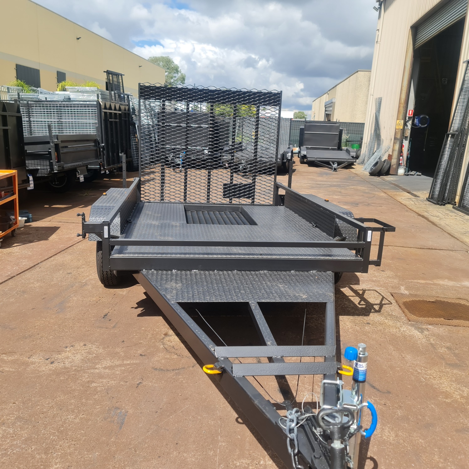 10×6 Tandem Beaver Tail with Drop Down Hard Mesh Ramp