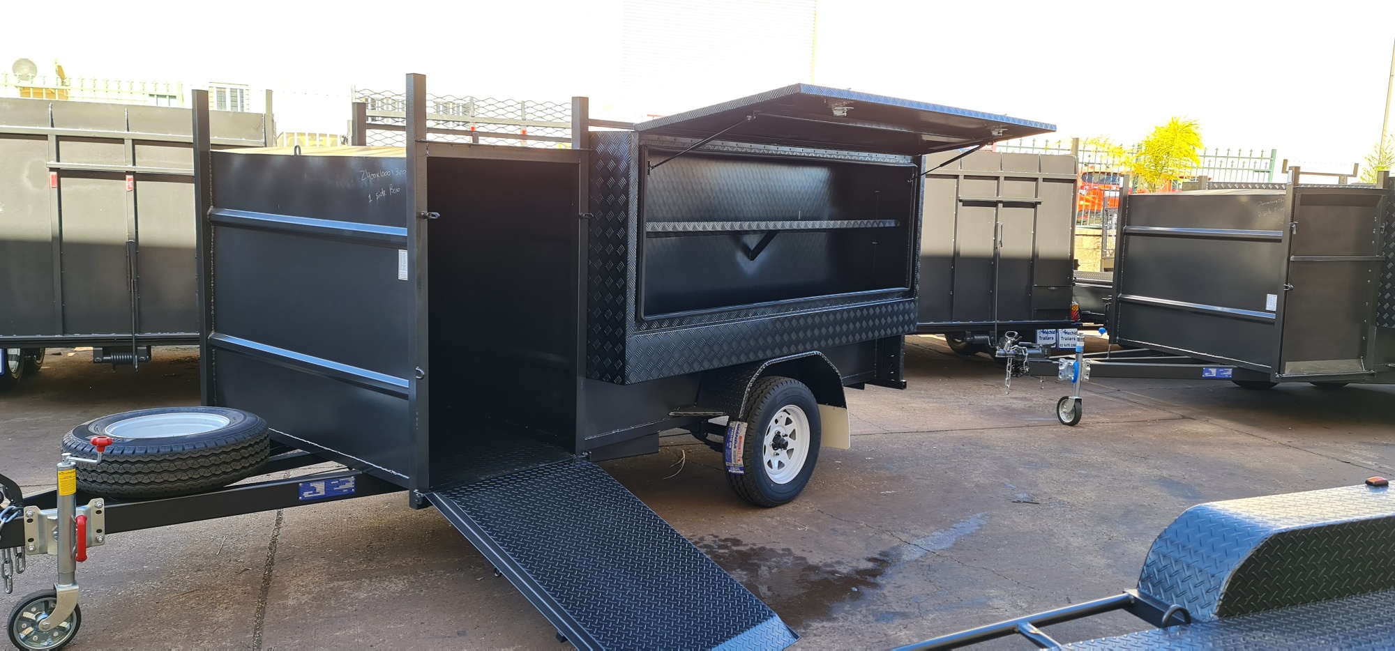 8×5 Lawn Mower 1.4tn one side box