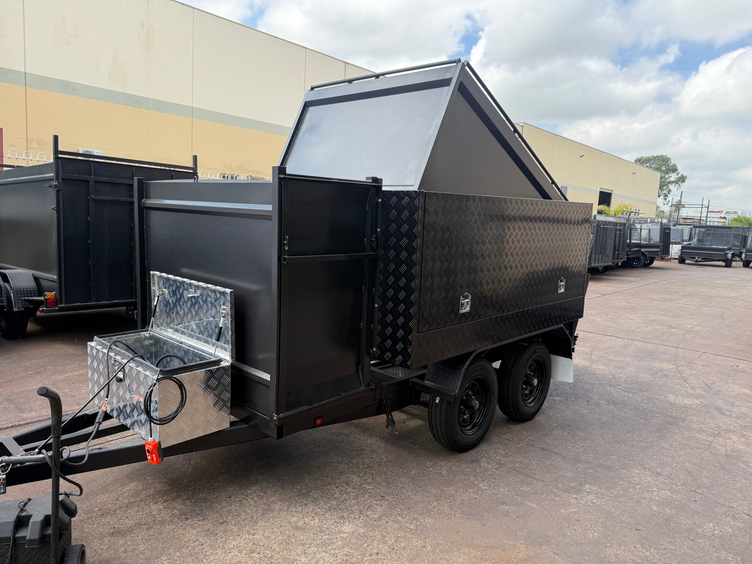 10X5 HYDRAULIC TIPPER LAWN MOWING TRAILER 3500 KGS GVM